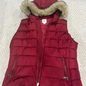GAP Women's Burgundy Quilted Hooded Puffer Vest with Faux Fur Trim
